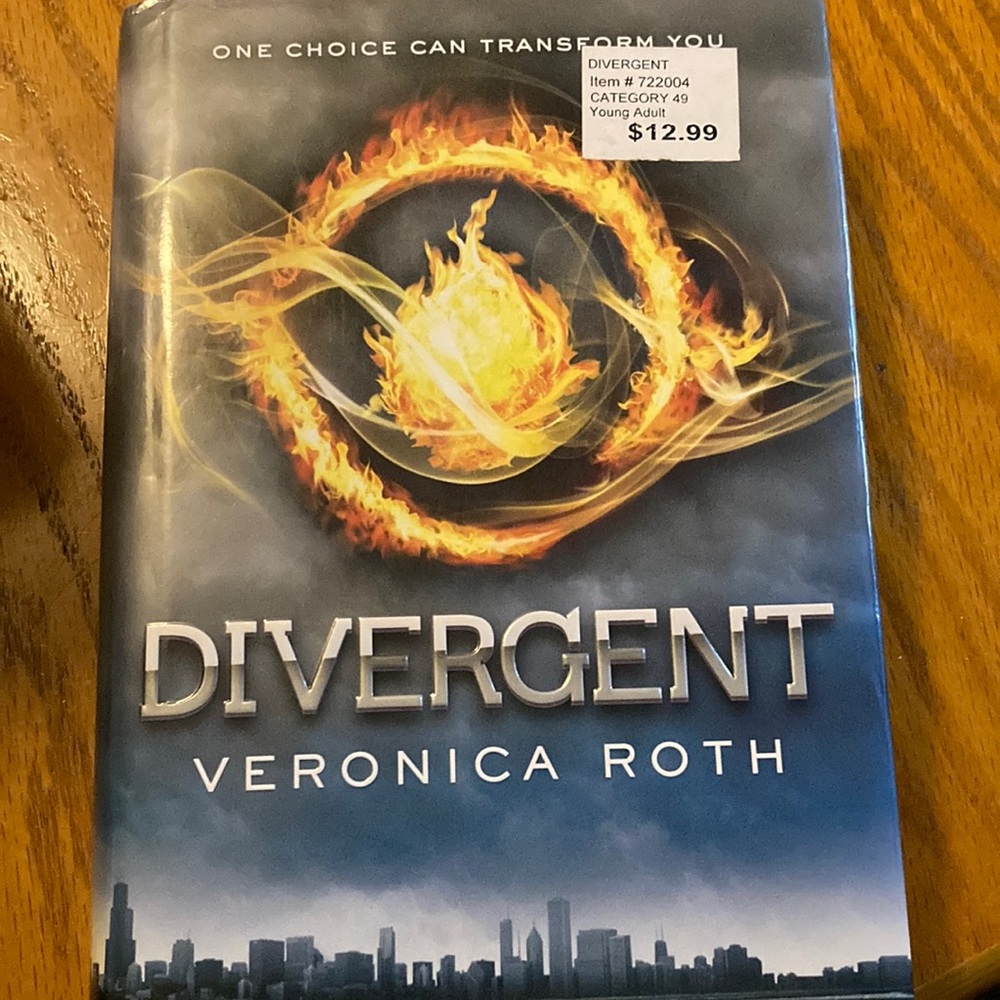 Divergent Hardcover by Veronica Roth